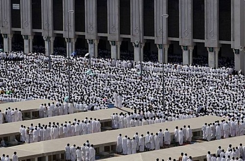 Jamaah haji mengerjakan shalat Zhuhur dan Ashar dengan jamak taqdim dan diqashar di Masjid Namirah