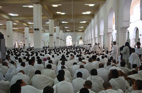 Jamaah haji dari berbagai penjuru negeri mendengarkan khutbah Arafah di Masjid Namirah