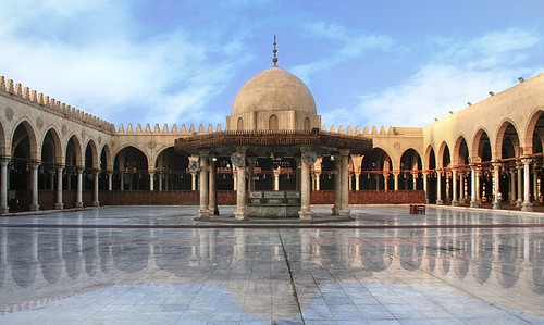 Masjid Amr bin al-Ash di Kairo. Masjid ini adalah masjid pertama yang dibangun di benua Afrika, pada tahun 21 H/641 M