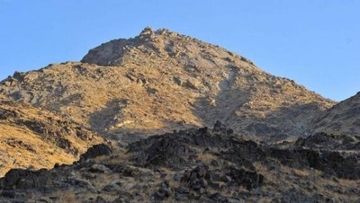 Bukit Tsaur, yang puncaknya terdapat Gua Tsaur. Bukit inilah yang dulu didaki Nabi dan Abu Bakar dan guanya menjadi tempat persembunyian keduanya.